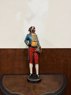 Klassische Skulptur Hund in Uniform