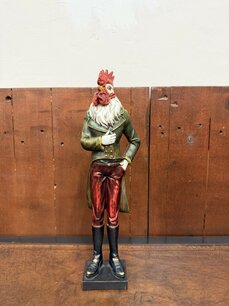 Klassische Skulptur Hahn in Uniform