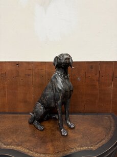 Klassische Skulptur Hund