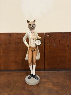 Klassische Skulptur Katze in Uniform