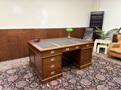Großer klassischer englischer Chesterfield Schreibtisch Partnerdesk