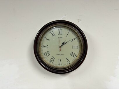 Klassischer Englischer mahagoni wanduhr