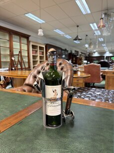 Weinflaschenhalter als Golfer