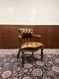 Klassischer englischer Chesterfield Stuhl