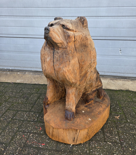 Große holzskulptur von Chow Chow Hund
