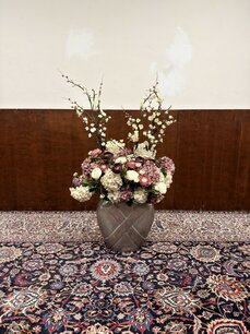 Großes Blumenarrangement mit Vase