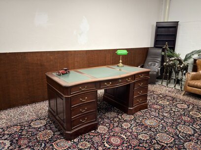 Klassischer Englischer Chesterfield Partnerdesk Schreibtisch