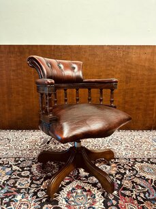 Klassischer englischer Chesterfield Schreibtischstuhl Oxblood