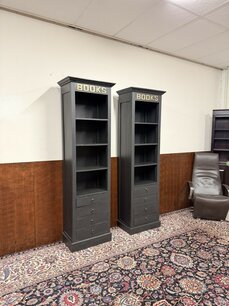 Klassischer englischer Teak Bücherschrank in Schwarz