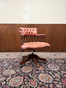 Klassischer englischer Chesterfield Bürostuhl in Lachsfarbe