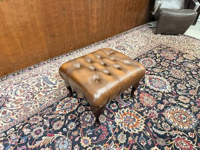 Klassischer englischer Chesterfield Hocker