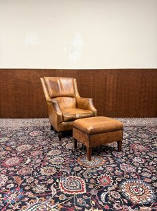 Satz Klassischer englischer Schafsleder sessel und Hocker