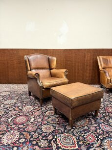 Klassischer englischer Schafsleder sessel und Hocker Satz