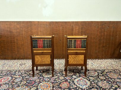 Set Klassischer englischer Nachttisch mit Büchern und Intarsien