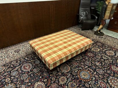 Großer englischer gepolsterter Hocker Couchtisch