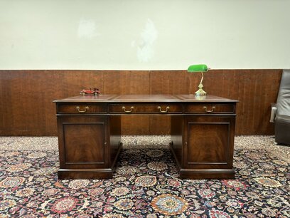 Klassischer englischer Chesterfield Schreibtisch