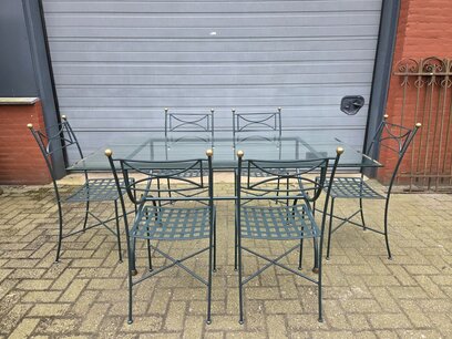 Schmiedeeiserner Gartentisch mit Stühlen