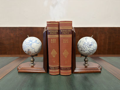 Bücherstützen mit Globus