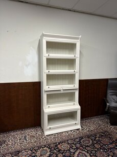 Klassischer englischer weißer Globe Wernicke Bücherregal