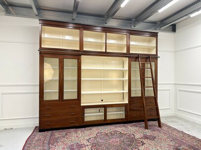 Großer klassischer englischer Art Deco Bücherschrank