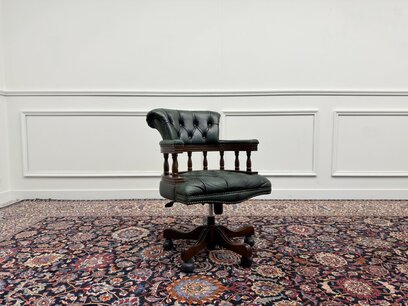 Grüne englische Chesterfield Bürostuhl