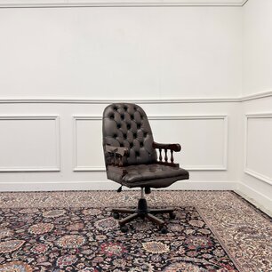 Brauner englischer Chesterfield Bürostuhl President Chair