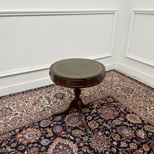 Klassischer englischer Chesterfield Beistelltisch Trommeltisch