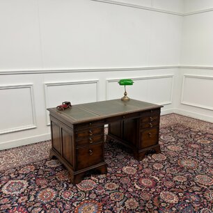 RAC Klassischer englischer Chesterfield Schreibtisch Grünes Leder