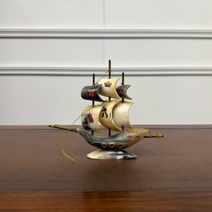 Antikes Schiff aus Horn