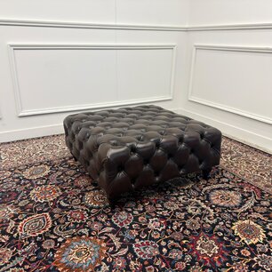 Großer brauner Chesterfield Hocker