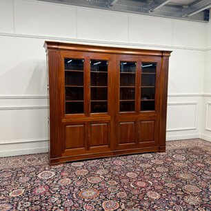 Klassischer englischer Bücherschrank mit Säulen