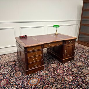 Klassischer englischer Schreibtisch Partnerdesk Bordeauxrotem Leder