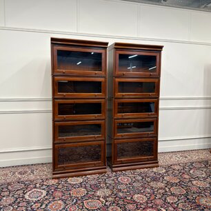 Satz klassischer Art Deco Globe Wernicke Bücherregale