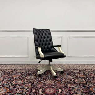 Großer Klassischer englischer weißer Chesterfield Bürostuhl