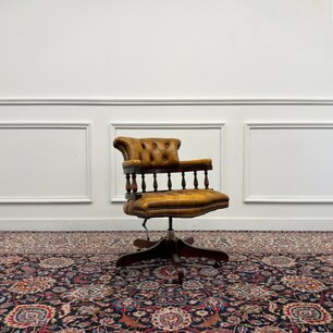 Klassischer englischer brauner Chesterfield Bürostuhl
