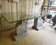 Tisch aus alte Naturstein fassadenteilen