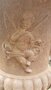 Antike gusseisen vase mit Engeln auf sockel