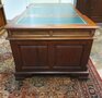 Klassischer Chesterfield mahagoni doppel schreibtisch