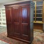 Klassischer mahagoni kleiderschrank