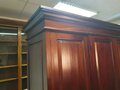 Klassischer mahagoni kleiderschrank