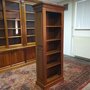 Klassisches bücherregal aus eiche
