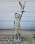 Antike bronzestatue Mädchen mit dem Vogel