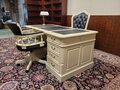 Klassisches englisches Chesterfield-Schreibtischset mit Bürostühlen und Lampe