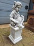 Beton garten statue Kind auf Säule