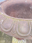 Große antike blumentopf aus gusseisen mit relief