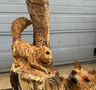 Holzskulptur einer Eule, Eichhörnchen und Fuchs