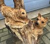 Holzskulptur einer Eule, Eichhörnchen und Fuchs