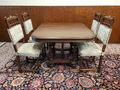 Antiker Tisch mit 4 Stühlen