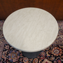 Runder bistrotisch mit marmor look platte