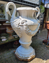 Große antike gusseisen vase mit schwänen